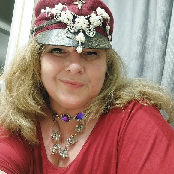 Meet your Posher, Nikki - Picture 2 of 3